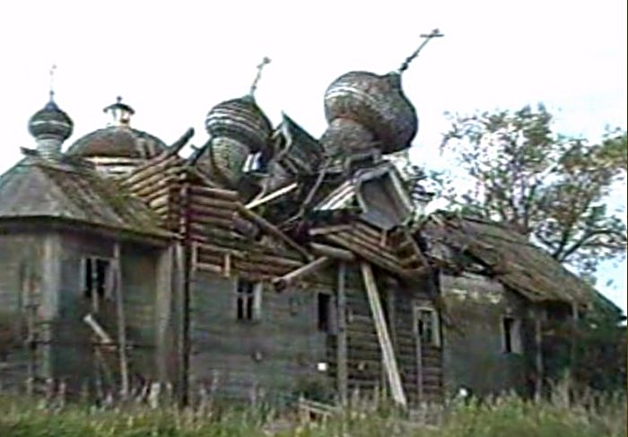 Палтога. Лето 2009 года. Деревянная церковь рушится.