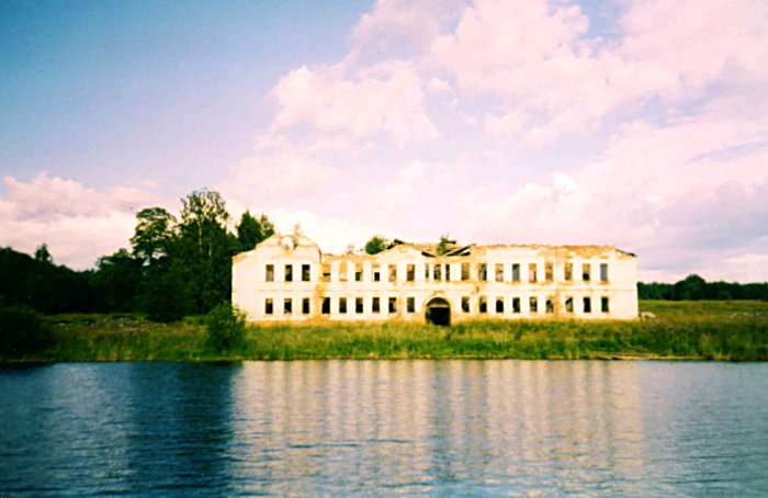 Остов здания Палеостровского монастыря.