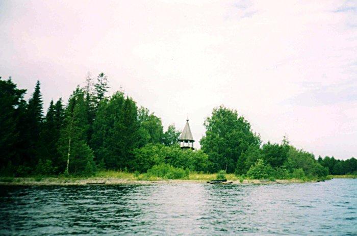 На Лукострове сохранились остатки деревянной церкви.