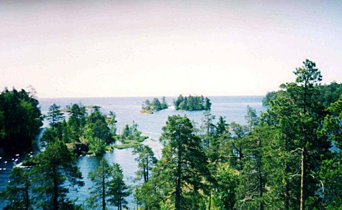 Вид на озеро с высокого скалистого острова.