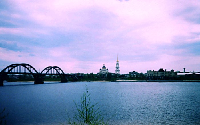 Вид на Рыбинск с левого берега Волги.
