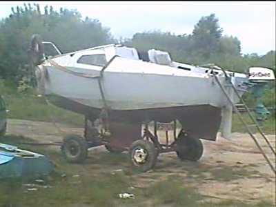 Яхта на портовой тележке.